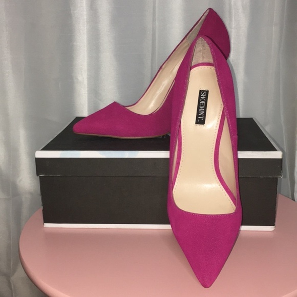 Beautiful suede fuchsia pink pumps- 4”